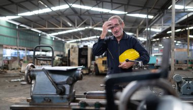Uzun ve sıkı çalışmaktan yorgun düşmüş kıdemli mühendis.