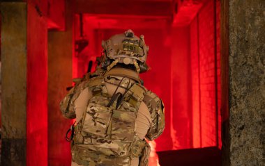 Karanlık bir binada terörle mücadele alanında asker, savaş alanında anti-terörist harekat eğitimi.