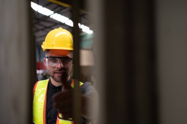 Makine mühendislerinin portresi, deponun personeliyle kullanılan makineleri kontrol etmek ve onarmak için eski makine deposuna giriyor..