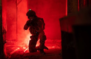 Karanlık bir binada terörle mücadele alanında asker, savaş alanında anti-terörist harekat eğitimi.