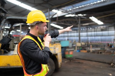 Mühendisler telsizle ağır ekipmanları hızlı ve karaya oturmadan taşımak zorundalar..