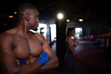 Yabancı boksörlerin Muay Thai 'ye karşı portresi yumruk, ayak, diz ve dirsek gibi silahların kullanıldığı bir Tayland dövüş sanatıdır..
