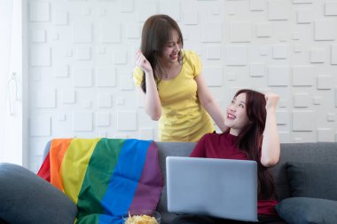 LGBT çiftleri rahat bir hayat yaşıyorlar. Mutlu bir şekilde eğleniyoruz.