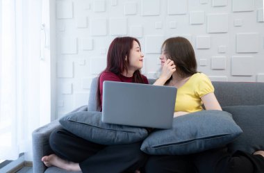 LGBT çiftleri rahat bir hayat yaşıyorlar. Mutlu bir şekilde eğleniyoruz.