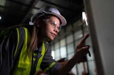 Robotik kolu kontrol etmek için kullanılan elektronik devre kartı. Mühendislerin sürekli yazılımı kontrol edip güncellemeleri gereken yapay bir zeka..