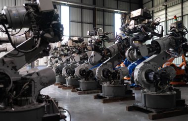 Robot deposu, müşterilere teslim etmeden önce kontrol etmek, programlamak ve test etmek için robot kolu depolamak için bir yer..