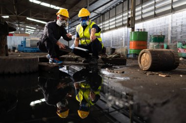 Bilim adamları ve hükümet yetkilileri endüstriyel alanlarda kimyasal sızıntı örnekleri inceleyip topluyorlar. Laboratuvarda derinlemesine araştırılacaktır.