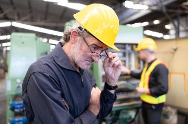 Mühendislerin ve teknisyenlerin portresi elektrik sistemini kontrol et ve makinenin kontrol dolabındaki mekanik sistemi onar. Makinenin normal işlevine dönmesi için