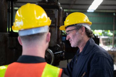Mühendisler ve teknisyenler elektrik sistemini kontrol eder ve makinenin kontrol dolabındaki mekanik sistemi onarırlar. Makinenin normal işlevine dönmesi için