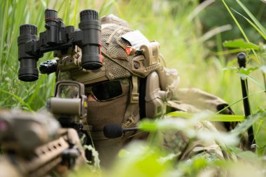 Kamuflajlı özel kuvvetler askerleri modern teknolojiyle dolu ve savaşa hazır bir çift silahla.