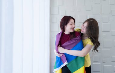 LGBT çiftleri sevdiklerinin etrafına gökkuşağı bayrakları örterek ısınıyor ve otel odalarının pencerelerini birlikte dikizliyorlar..