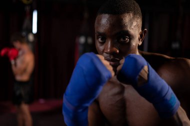 Yabancı boksörlerin Muay Thai 'ye karşı portresi yumruk, ayak, diz ve dirsek gibi silahların kullanıldığı bir Tayland dövüş sanatıdır..