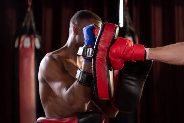 İki yabancı boksör Muay Thai antrenmanı yapıyor. Sahnedeki gerçek savaşa hazırlanmak için, Muay Thai, Tayland dövüş sanatları yabancıların ilgisini çekiyor.