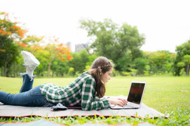 Parkta güzel bir günde, küçük bir kız tatilinin tadını çıkarıyor..