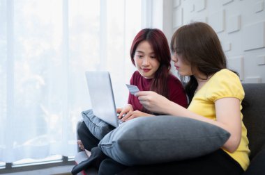 LGBT çiftleri rahat bir hayat yaşıyorlar. Mutlu bir şekilde eğleniyoruz.