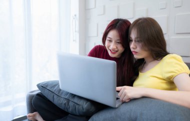 LGBT çiftleri rahat bir hayat yaşıyorlar. Mutlu bir şekilde eğleniyoruz.