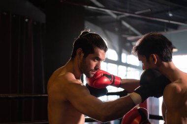 Yumruklama, Muay Thai 'nin tekmeleri önlemek için tekmeleyip kaldırmak için kullanılan ana tekniklerinden biridir. Hangi boksörler genelde silah olarak kullanılır, Muay Thai, Tayland dövüş sanatları.