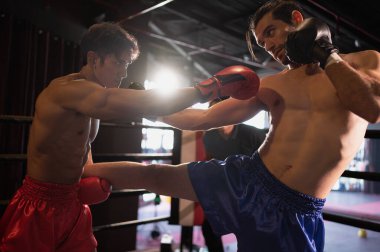 Ayakları kullanmak Muay Thai 'nin tekmeleri önlemek için tekmeleyip kaldırmak için kullanılan ana tekniklerinden biridir. Hangi boksörler genelde silah olarak kullanılır, Muay Thai, Tayland dövüş sanatları.