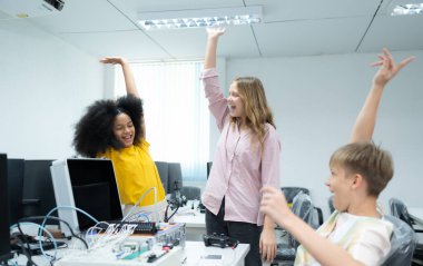 El robotu teknolojisini kullanan ve öğrenirken eğlenen çocuklar, STEM kurslarından biri olan teknolojiyi inceliyorlar..