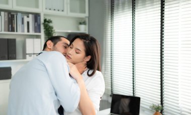 Genç Asyalı iş çifti ofiste seks yapıyor, iş yerinde cinsel ilişki kavramı.