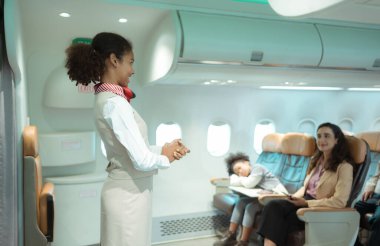 Uçuş görevlileri güvenlik aygıtlarının nasıl kullanılacağını ve acil çıkış önerilerini gösteriyor.