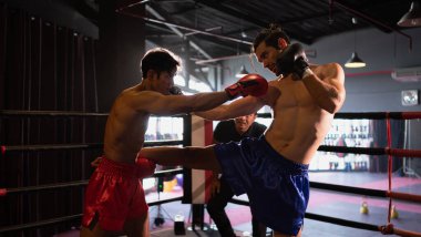 Ayakları kullanmak Muay Thai 'nin tekmeleri önlemek için tekmeleyip kaldırmak için kullanılan ana tekniklerinden biridir. Hangi boksörler genelde silah olarak kullanılır, Muay Thai, Tayland dövüş sanatları.