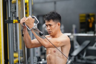 Güçlü kaslar geliştirmek için spor salonuna giden karma dövüş sanatları dövüşçüleri çarpışmanın şiddetini arttırmak ve yumruk yaralarını azaltmak için yardım eder.