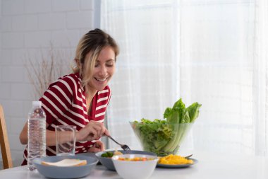 Temiz içme suyu olan genç bir dişi, ki bu onun sağlığı için çok önemlidir, hastalıktan uzak tutar ve cildinin parlamasına yardımcı olur..