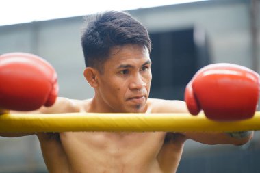 Muay Thai, Tayland dövüş sanatı, boksör köşede oturuyor hakem her rauntta dövüşü durdurduğunda boksör dinlenecek ve koç bir sonraki rauntta dövüşü başlatacak.