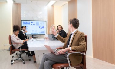 Genç girişimcilerin portresi hevesle fikirlerini alıyor ve bakış açılarını paylaşıyor. Uluslararası bir şirketin toplantı odasında.,