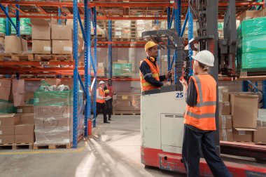 Yöneticiler, ustabaşları ve depo çalışanları bu gece küçük tüccarları göndermek için malları depodan çıkarmak için birlikte görüş alışverişinde bulunun..
