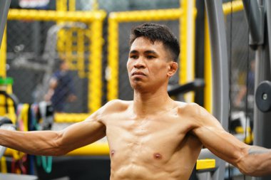 Güçlü kaslar geliştirmek için spor salonuna giden karma dövüş sanatları dövüşçüleri çarpışmanın şiddetini arttırmak ve yumruk yaralarını azaltmak için yardım eder.