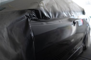 Araçlar çarpışma nedeniyle yeniden boyanmaya hazır ta ki araba kapısı hasar görene kadar.