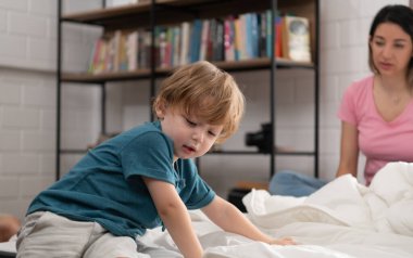 Küçük çocuk uykusundan uyandıktan sonra, anne ve babası onun yatak odasında eğlenceli aktivitelere girişir..