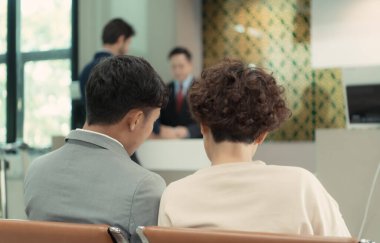 Kapıdaki uçağa binmek için bekleyen yolcular