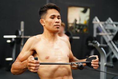 Güçlü kaslar geliştirmek için spor salonuna giden karma dövüş sanatları dövüşçüleri çarpışmanın şiddetini arttırmak ve yumruk yaralarını azaltmak için yardım eder.