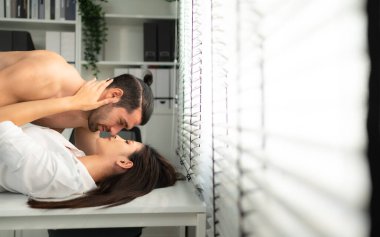 Genç Asyalı iş çifti ofiste seks yapıyor, iş yerinde cinsel ilişki kavramı.