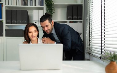 Yönetici, kadın çalışanın vücudunu ellemek ve ona dokunmak için yetkisini kullanıyor..