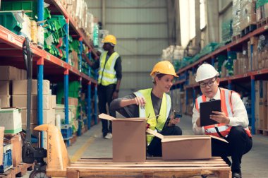 Diğer ülkelere ihraç etmeden önce, ürün sahibi, bu depoda tutulan malları doğrulamak için ustabaşı ve depo personeliyle görüşür..