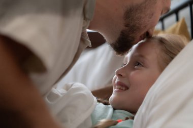 Geceye çekilmeden önce, bir baba sevgisini kızının alnından öperek ifade eder. İyi bir uyku çekmek için.