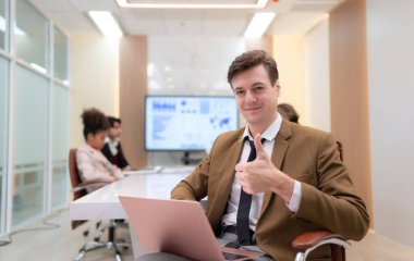 Genç girişimcilerin portresi hevesle fikirlerini alıyor ve bakış açılarını paylaşıyor. Uluslararası bir şirketin toplantı odasında.,