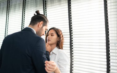 Yönetici, kadın çalışanın vücudunu ellemek ve ona dokunmak için yetkisini kullanıyor..