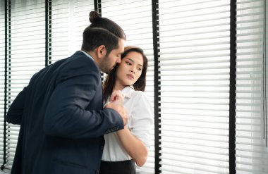 Yönetici, kadın çalışanın vücudunu ellemek ve ona dokunmak için yetkisini kullanıyor..