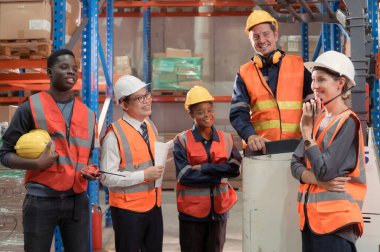 Yöneticiler, ustabaşları ve depo çalışanları bu gece küçük tüccarları göndermek için malları depodan çıkarmak için birlikte görüş alışverişinde bulunun..