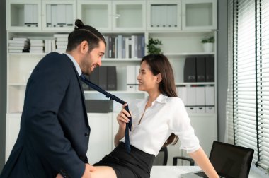 Genç Asyalı iş çifti ofiste seks yapıyor, iş yerinde cinsel ilişki kavramı.