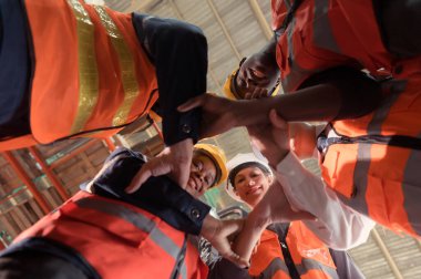 Müdür, bu gece depodaki küçük tüccarların işini bitirmek için depo çalışanlarını çok çalışmaya teşvik etti. El ele tutuşarak ve bir patlama yaratarak