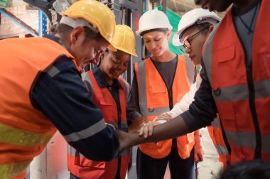 Müdür, bu gece depodaki küçük tüccarların işini bitirmek için depo çalışanlarını çok çalışmaya teşvik etti. El ele tutuşarak ve bir patlama yaratarak