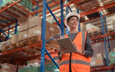 Büyük bir depodaki depo müdürünün portresi. Günlük iş için kendi hazırlıkları var.