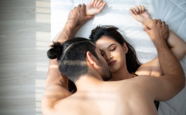Göz kamaştırıcı seksi çift yatak odasında sevişmeden önce seks yapmaktan zevk alıyor. Duygusal ve aşk ilişkileri kavramı..