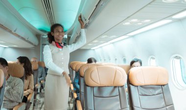 Uçuş görevlisi, yolcunun bagajının siparişini kontrol et..